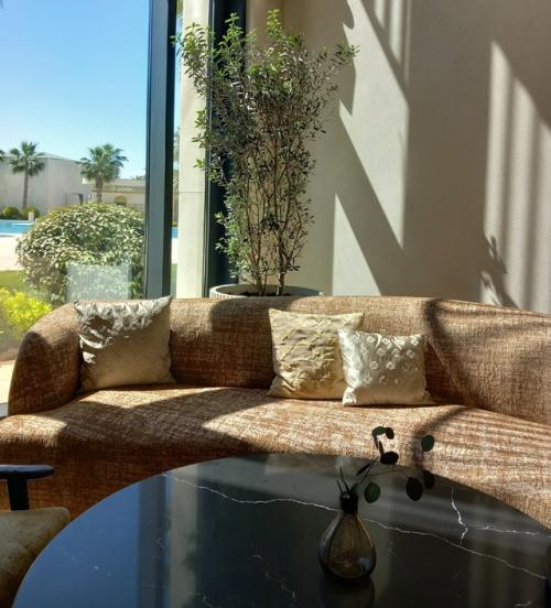 Роскошный номерной фонд, интерьеры, выполненные с использованием натуральных материалов- мрамора, редких пород дерева и латуни. 08