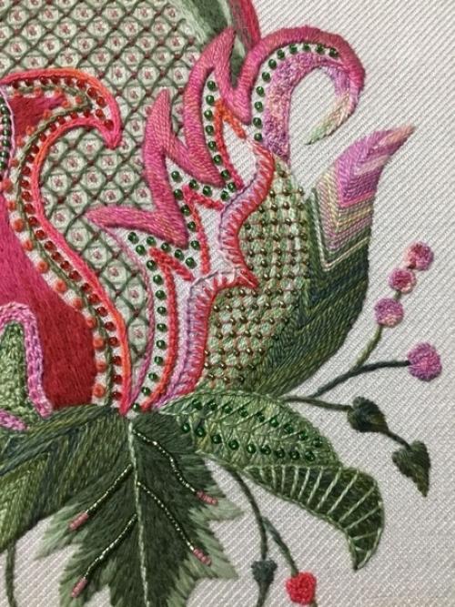 Якобинская вышивка или, как ее еще называют Крюил, стала пользоваться огромной популярностью в Великобритании на стыке 17-го и 18-го веков. 02