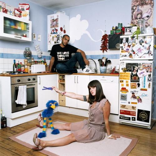 Французский фотограф Бодуэн, создал серию снимков, на которых изображены парижане в своих необычных квартирах и домах. 05