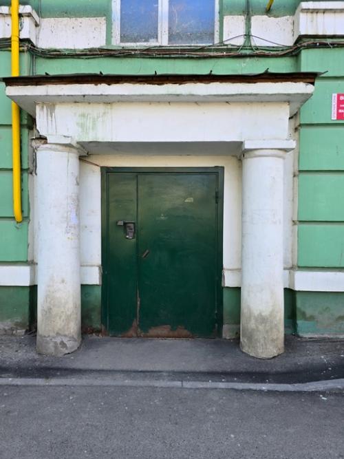 Дома с бельведерами, шпилями и арками. 02