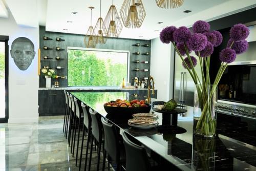 Лоу роуч известен как топовый звёздный стилист (его самая популярная клиентка - актриса зендея. 01