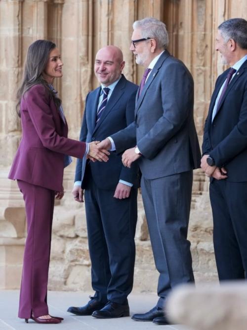 Стильный выход королевы Летиции: классика и яркая деталь.

