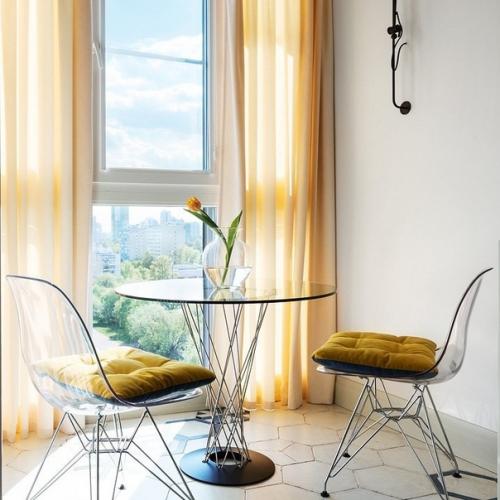 Благодаря смелой планировочной концепции эта небольшая квартира - студия (44 квадрата) совсем не кажется ограниченной в площади. 05