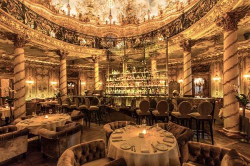 Москва своими ресторанами славится. 01