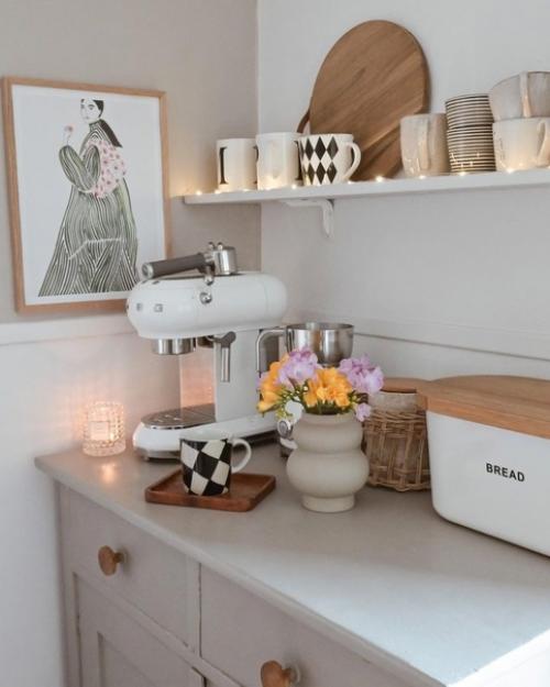 Уютные бежевые тона в дизайне светлого дома с белой мебелью. 03