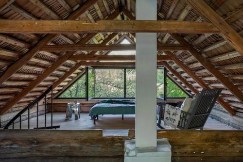 Новый взгляд на деревенскую избу: второй свет, металлическая лестница, стеклянный фронтон и входная группа, деревенская печь. 07