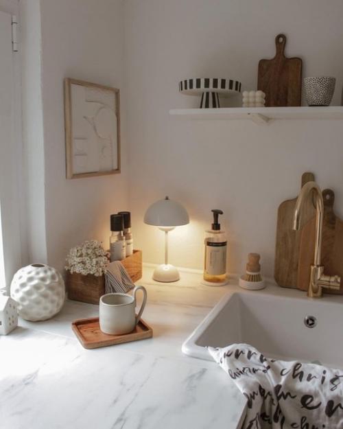 Уютные бежевые тона в дизайне светлого дома с белой мебелью. 04