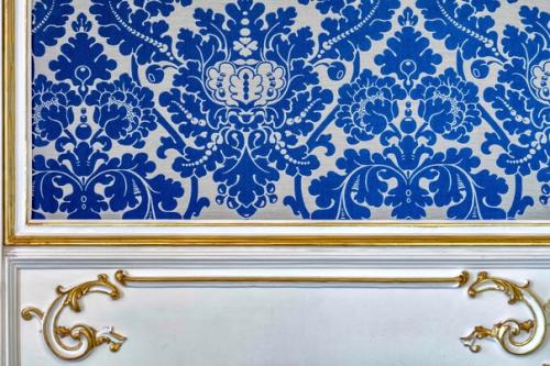 Центральный зал парадной анфилады шуваловского дворца, в котором сейчас находится музей фаберже, - синяя гостиная. 02