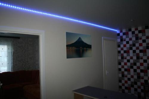 Сдается дом на сутки, все условия для проживания: просторная кухня, зал, спальня, сан узел совместный с душевой кабиной. 03