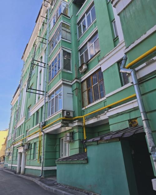 Дома с бельведерами, шпилями и арками. 07