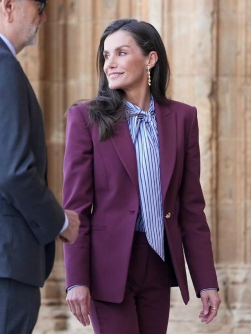 Стильный выход королевы Летиции: классика и яркая деталь. 01 Стильный выход королевы Летиции: классика и яркая деталь. 01