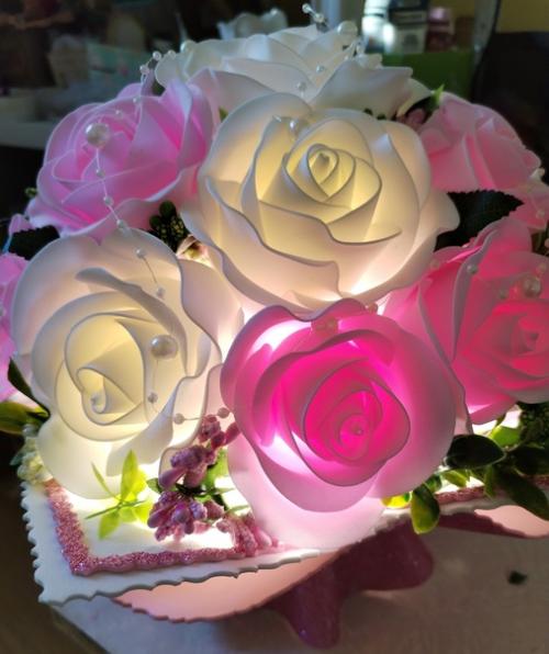 Оригинальный и красивый светильник из роз станет отличным подарком к любому торжеству. 03