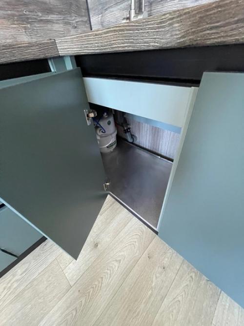 Кухонный гарнитур темно-зеленого цвета отлично впишется в интерьер любой кухни. 01