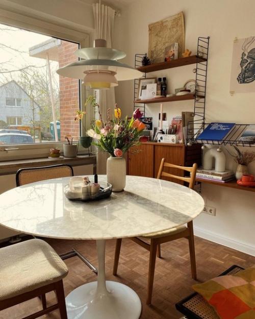 Войдите в эту уютную квартиру, где винтажная мебель и стены теплого белого оттенка создают теплую и уютную атмосферу. 05