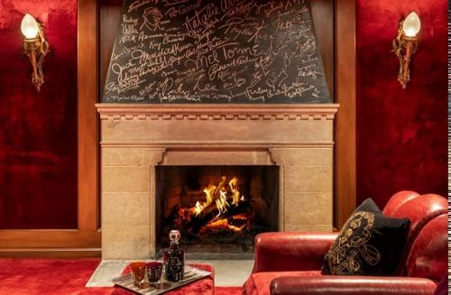 Вдова Оззи осборна продаёт особняк за $17 млн - с подписью Элвиса в комплекте. 02