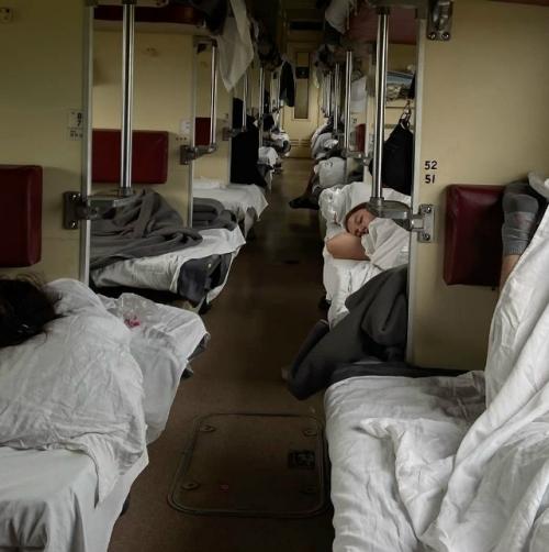 Поезд, плацкарт. 
В купе нас трое: я на одной стороне (верхняя полка свободна), напротив - женщина лет сорока с дочкой примерно десяти. 

