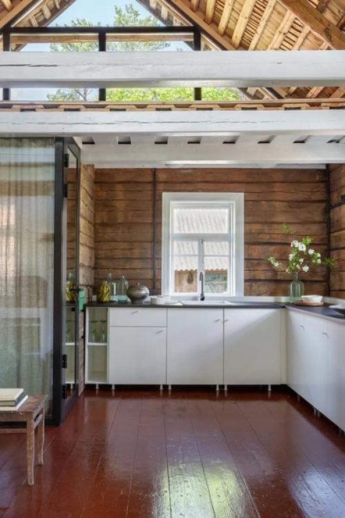 Новый взгляд на деревенскую избу: второй свет, металлическая лестница, стеклянный фронтон и входная группа, деревенская печь. 01