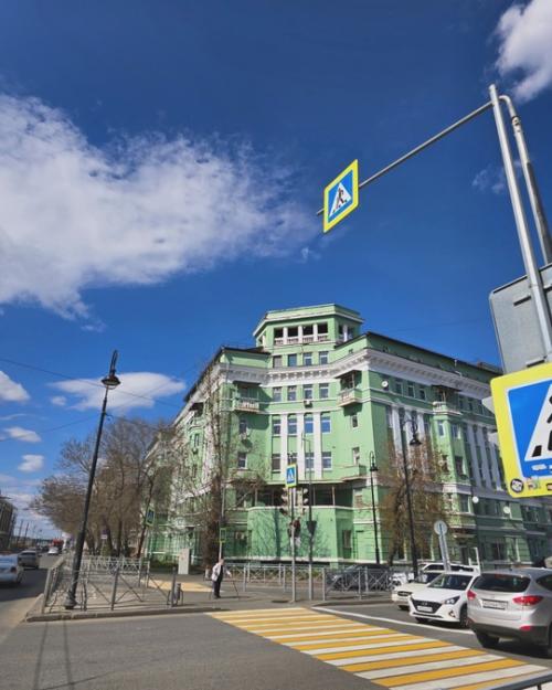 Дома с бельведерами, шпилями и арками. 09