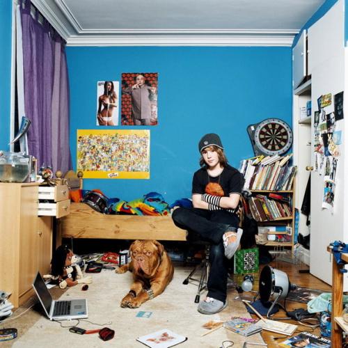 Французский фотограф Бодуэн, создал серию снимков, на которых изображены парижане в своих необычных квартирах и домах. 01