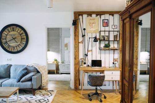 Квартира 56 м, до переделки была 3-ка, стала двухкомнатной с большой светлой гостиной, большим санузлом, отдельной спальней и гардеробной. 05