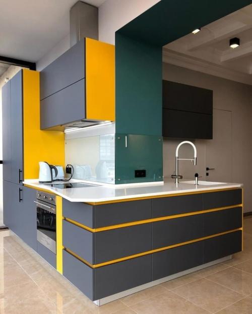 Нестандартное размещение кухни в квартире с нестандартной планировкой. 01