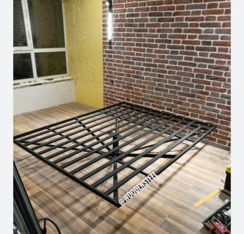 Кровати в стиле лофт обычно имеют простой и минималистичный дизайн, отражающий характеристики промышленной архитектуры. 03