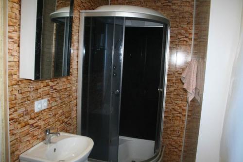 Сдается дом на сутки, все условия для проживания: просторная кухня, зал, спальня, сан узел совместный с душевой кабиной. 04