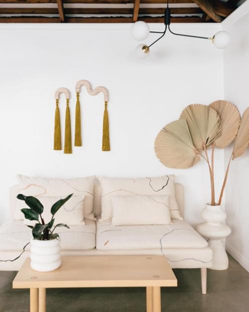 Всем привет.  Поделитесь удачными моделями скандинавских диванов на ножках (фото в интерьере приветствуются. 02