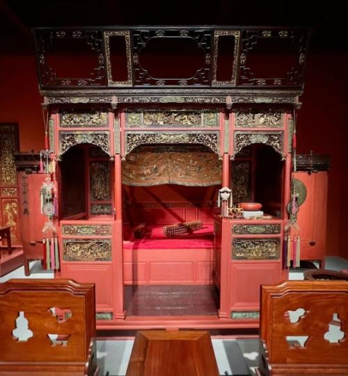 Пожалуй, одним из самых интересных предметов интерьера, который можно было увидеть ранее в Китае, является кровать бабучуан ( b b chu ng. 01