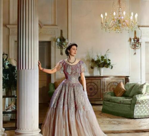 Коллекцию нарядов королевы Елизаветы второй, включая сумочки и туфли, покажут на специальной выставке, приуроченной к её столетнему юбилею. 03