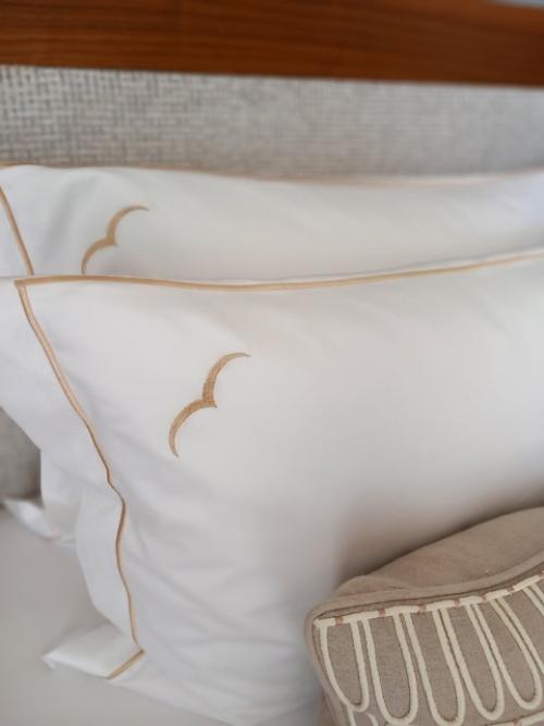 Роскошный номерной фонд, интерьеры, выполненные с использованием натуральных материалов- мрамора, редких пород дерева и латуни. 03