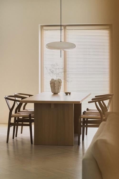 Нордическая эстетика душевной простоты и обтекаемой функциональности, пропущенная через призму современной элегантности середины века. 02