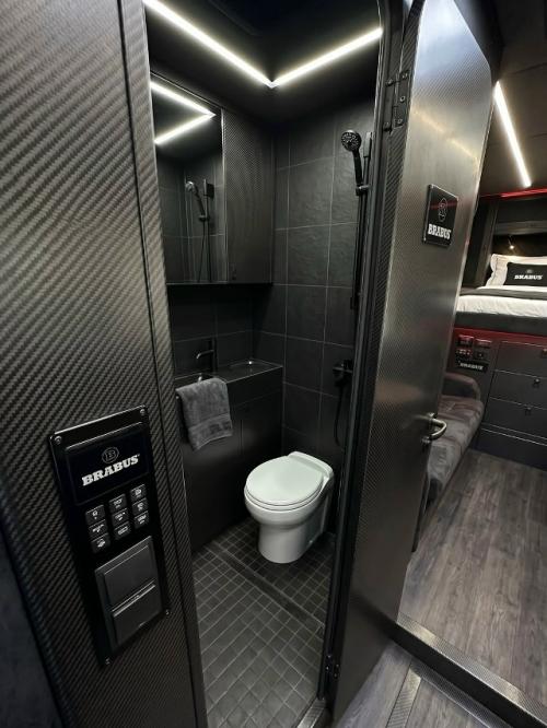 Шесть колёс у G63 6x6 кому-то показалось мало, поэтому кто-то якобы превратил внедорожник в восьмиколёсный автодом. 07