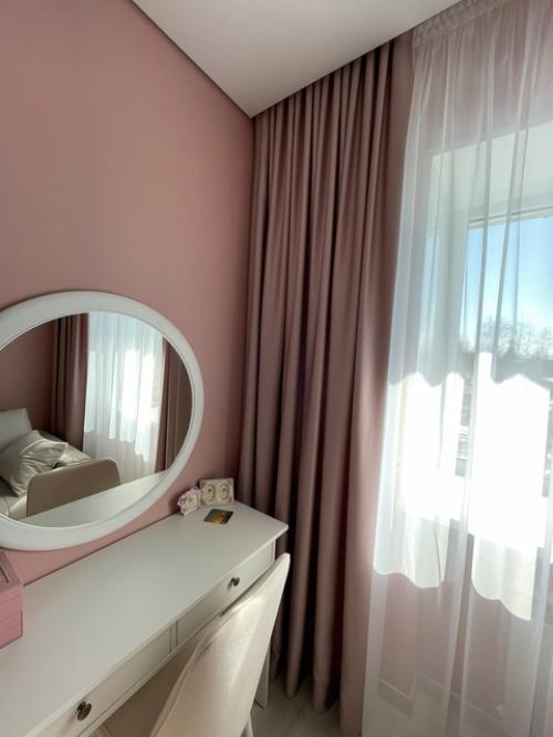 Розовые тона традиционно используют при оформлении комнат для девочек. 08