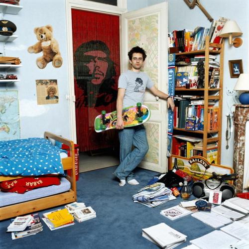 Французский фотограф Бодуэн, создал серию снимков, на которых изображены парижане в своих необычных квартирах и домах. 04