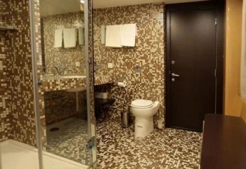 Зеленский приехал в Польшу на Золотом лакшери - поезде: шокированные журналисты показали фото. 04