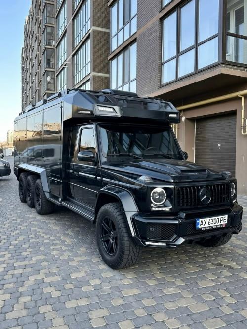 Шесть колёс у G63 6x6 кому-то показалось мало, поэтому кто-то якобы превратил внедорожник в восьмиколёсный автодом. 02