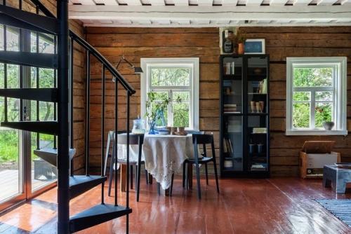 Новый взгляд на деревенскую избу: второй свет, металлическая лестница, стеклянный фронтон и входная группа, деревенская печь. 09