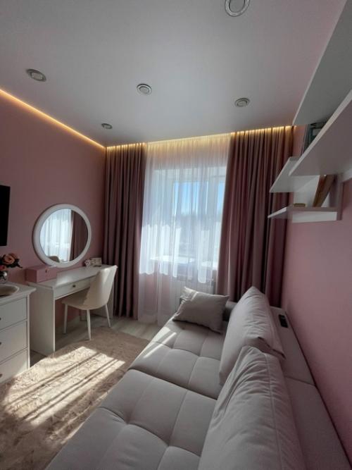 Розовые тона традиционно используют при оформлении комнат для девочек. 01