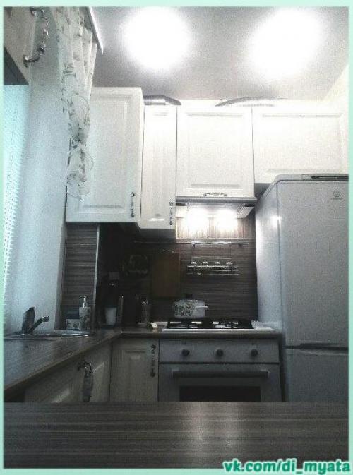 Небольшая кухня. После ремонта. 09