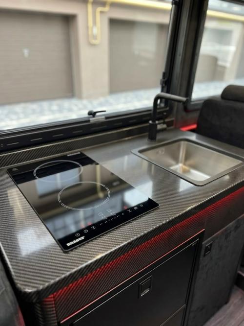 Шесть колёс у G63 6x6 кому-то показалось мало, поэтому кто-то якобы превратил внедорожник в восьмиколёсный автодом. 09