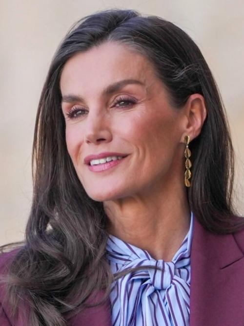 Стильный выход королевы Летиции: классика и яркая деталь. 03 Стильный выход королевы Летиции: классика и яркая деталь. 03