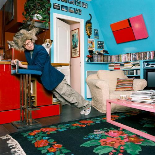 Французский фотограф Бодуэн, создал серию снимков, на которых изображены парижане в своих необычных квартирах и домах. 07