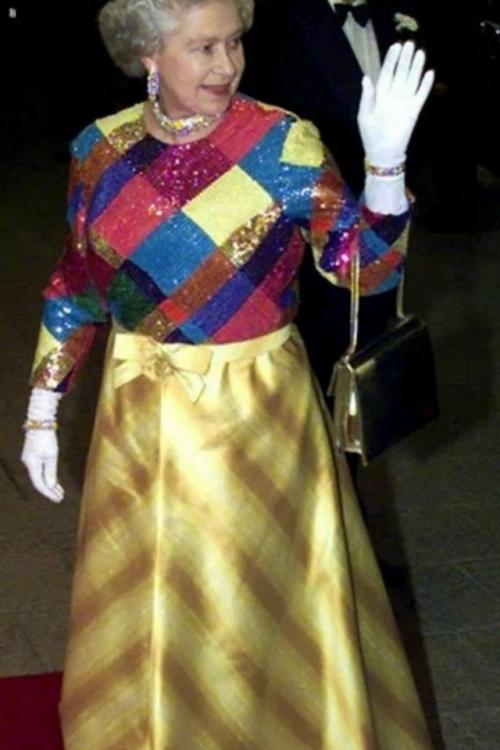 Коллекцию нарядов королевы Елизаветы второй, включая сумочки и туфли, покажут на специальной выставке, приуроченной к её столетнему юбилею. 

