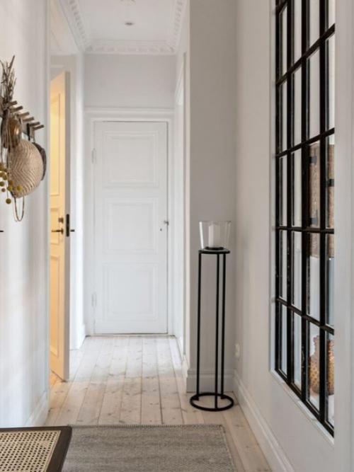 Обзор скандинавской квартиры с серой кухней и небольшим открытым балконом. 06