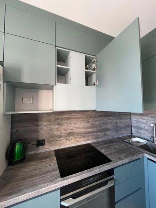 Кухонный гарнитур темно-зеленого цвета отлично впишется в интерьер любой кухни. 03