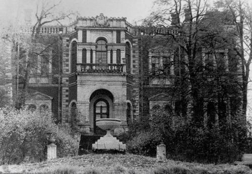 Одна из самых красивых усадеб Подмосковья - это усадьба быково. 
