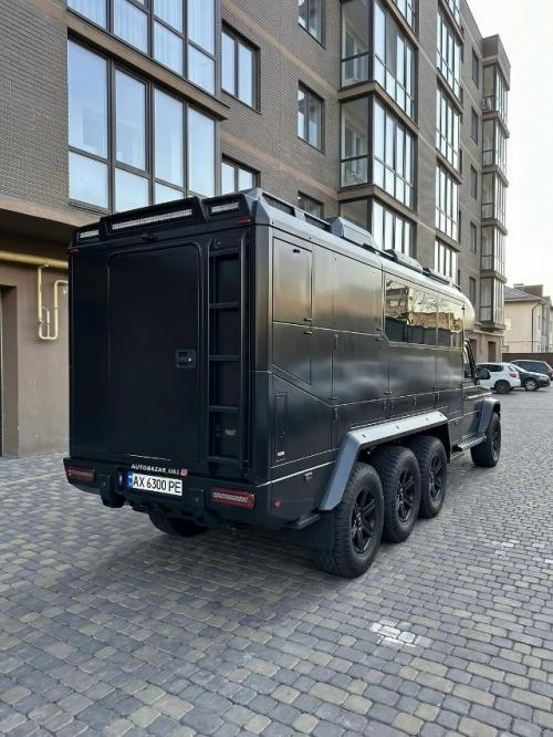 Шесть колёс у G63 6x6 кому-то показалось мало, поэтому кто-то якобы превратил внедорожник в восьмиколёсный автодом. 01