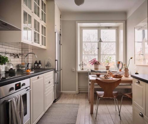 Уютная скандинавская квартира в шведском доме 1920-х годов постройки с прекрасным видом из окон. 01