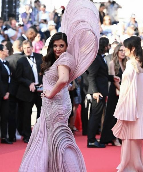Айшвария рай на каннском кинофестивале - 2022 в платье от индийского дизайнера. 02